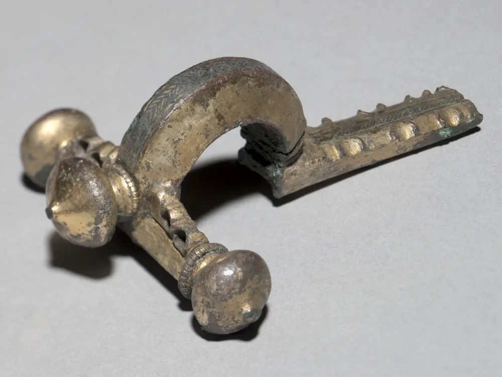 Fibule antique en bronze, collection de musée